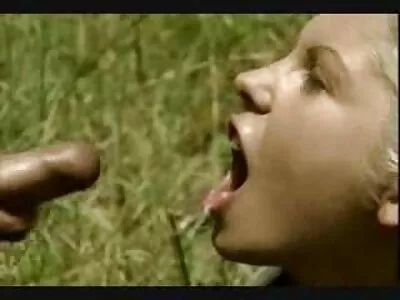 ਸ਼ਰਾਰਤੀ brunette ਮੁਫ਼ਤ ਲਈ ਇੱਕ blowjob ਦਿੱਤਾ