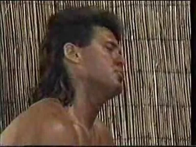 Cherie De Ville ਮੰਜੇ ਵਿੱਚ ਹਰੇ-ਵਾਲਾਂ ਵਾਲੇ ਨੌਜਵਾਨ ਨੂੰ fucks