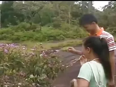 ਡਾਹਲੀਆ ਦੋ ਸੁੰਦਰ ਮੁੰਡਿਆਂ ਨੂੰ ਸੰਤੁਸ਼ਟ ਕਰ ਰਹੀ ਹੈ