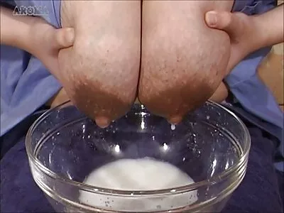 Busty ਮਾਂ ਚਮਤਕਾਰ ਕਰ ਰਹੀ ਹੈ