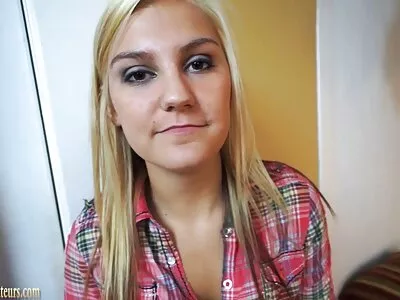 ਗਰਮ brunette ਇੱਕ ਵੇਸ਼ਵਾ ਦੀ ਤਰ੍ਹਾਂ ਚੂਸ ਰਹੀ ਹੈ