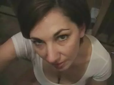 MILF ਸ਼ਾਵਰ ਵਿੱਚ ਨੌਜਵਾਨ ਬੇਸਬਾਲ ਦੋਸਤ fucks