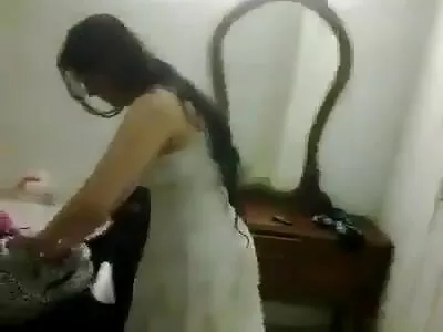 ਦੋ ਕੁੜੀਆਂ ਇੱਕ ਹਾਰਡ ਕੁੱਕੜ ਨੂੰ ਸਾਂਝਾ ਕਰ ਰਹੀਆਂ ਹਨ