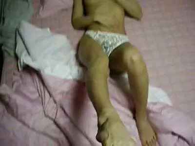 ਲਾਲ ਵਾਲਾਂ ਵਾਲੀ ਬੇਬੀ ਮੋਟਾ ਕੁੱਕੜ ਚੂਸ ਰਹੀ ਹੈ