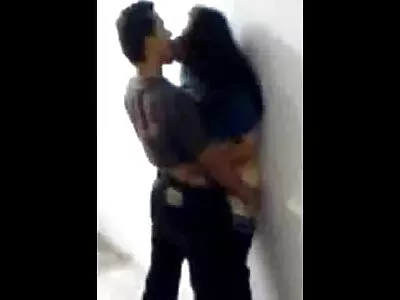 ਅਮੀਰ ਔਰਤ ਆਪਣੇ ਬਾਡੀਗਾਰਡਾਂ ਨਾਲ ਚੁਦਾਈ ਕਰ ਰਹੀ ਹੈ