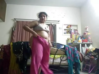 ਪਰੈਟੀ ਸੁਨਹਿਰੀ ਬਾਹਰ ਟੰਗਿਆ ਗਿਆ
