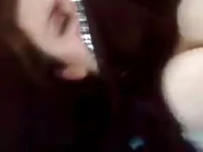 ਗਰਮ brunette ਉਸ ਦੇ ਪਤੀ ਦੇ ਚੰਗੇ ਦੋਸਤ ਨੂੰ fucked
